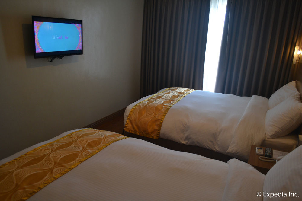 Vista Real Hotel Tagaytay City Exteriör bild