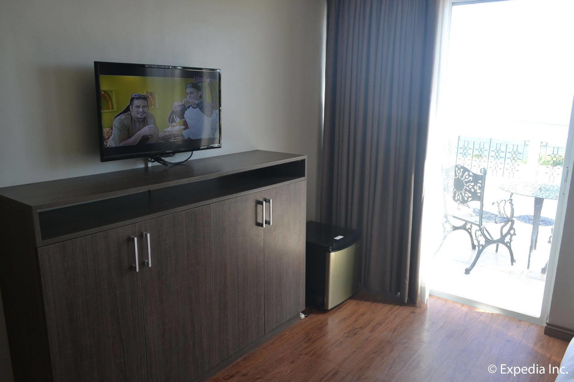 Vista Real Hotel Tagaytay City Exteriör bild